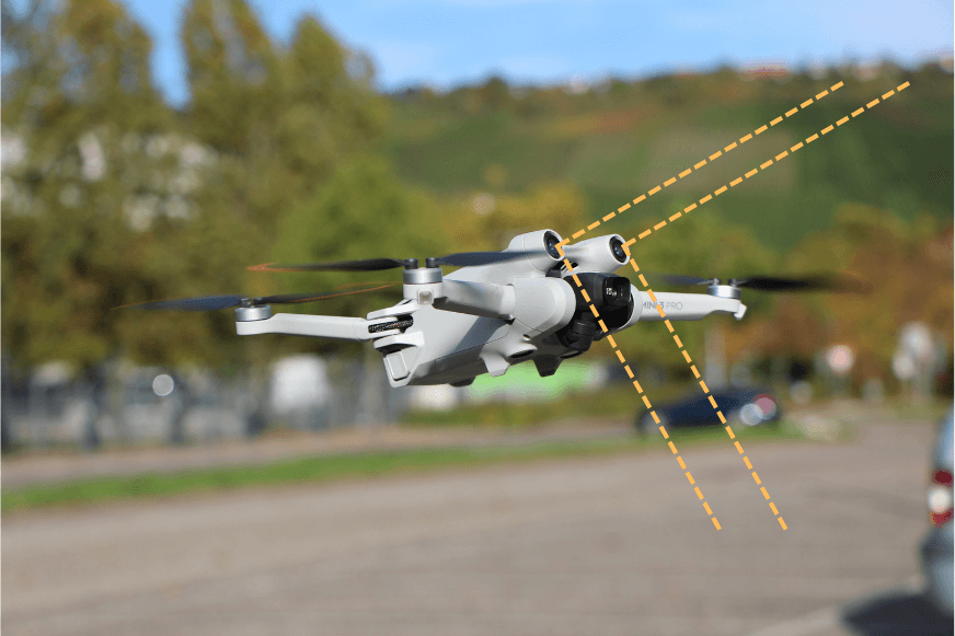 Die vorderen Hindernissensoren der DJI Mini 3 Pro erkennen Hindernisse vertikal in einem 90° Winkel.